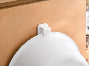 Primer plano de un resistente gancho de plástico blanco para lavabo en un mueble madera