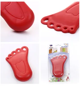 Creatieve rode deurstopper in de vorm van een voet voor kinderveiligheid met verpakkingsdetails