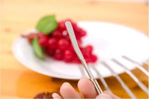 Détail de la pointe courbée d'un outil de curette à crabe en acier inoxydable poli