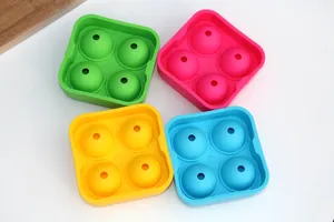 Vista dall'alto di quattro colorati stampi per palline di ghiaccio in silicone a 4 fori