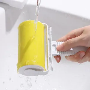Rullo levapelucchi giallo lavabile e riutilizzabile per vestiti risciacquato sotto il rubinetto