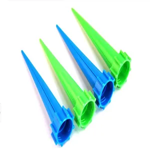 Dettaglio di quattro punte per l'irrigazione automatica delle piante nei colori verde e blu