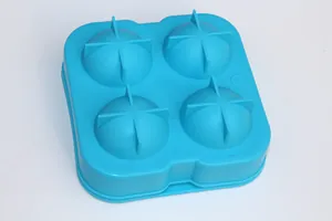 Primo piano dello stampo per sfere di ghiaccio in silicone blu a 4 fori rinforzato