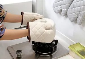 Verdickte cremefarbene gesteppte Ofenhandschuhe aus Baumwolle für optimalen Hitzeschutz