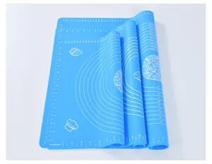 Detailansicht blauer Silikon-Backmatten mit aufgedruckten Maßen und Kreis-Markierungen.