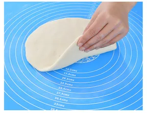 Detailansicht einer blauen Silikon-Teigmatte mit runden Messskalen zum Backen von Teig.