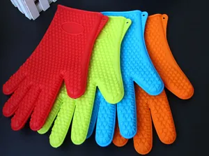 Hittebestendige siliconen ovenwanten in rood, groen, blauw en oranje voor de keuken.