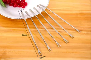 Outils de fruits de mer en inox montrant des dimensions de 17 cm de long et 0,6 cm