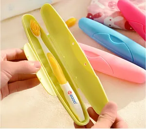 Gros plan d'un étui à brosse à dents de voyage jaune portable avec une brosse à dents