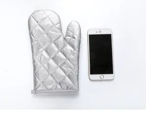 Gant de cuisine argenté résistant à la chaleur avec téléphone pour comparaison