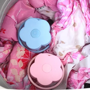 Filtres à peluches en forme de fleurs bleu et rose flottant dans la machine