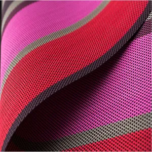 Dettaglio macro ravvicinato di una tovaglietta in PVC a righe resistente al calore con trama