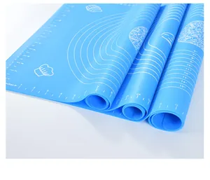 Detailansicht einer blauen Silikon-Backmatte mit kreisförmigen Messskalen für Teig