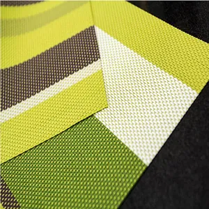 Dettaglio macro della tovaglietta in PVC intrecciato con trama a strisce verdi e bianche