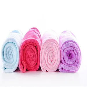Vista detallada de toallas para el pelo de microfibra en varios tonos pastel.