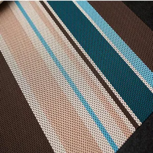 Dettaglio macro della trama intrecciata e strisce blu di una tovaglietta in PVC resistente.