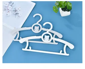 Cintres blancs ajustables pour bébé avec un joli motif d'ours et crochets de maintien