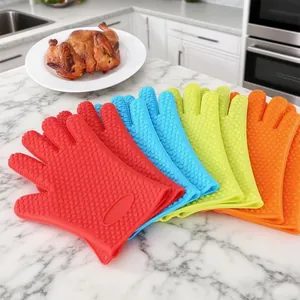 Hittebestendige siliconen ovenwanten in diverse kleuren voor bakken en koken in de keuken.