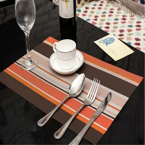 Primo piano della tovaglietta a righe in PVC con posate e tazzina in sala pranzo