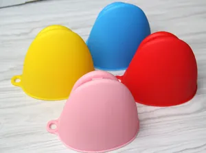 Set van vier meerkleurige hittebestendige siliconen ovenclips en mini-wanten voor de keuken