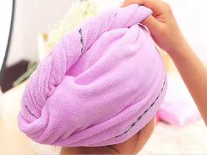Primer plano de un gorro de microfibra morado grueso para secar el pelo rápidamente