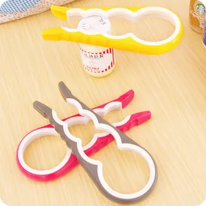 Close-up detail van multifunctionele 4-in-1 pot- en flesopeners op houten tafel