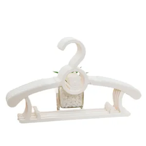 Cintres réglables pour bébés couleur crème avec motif ours pour l'organisation de chambre.