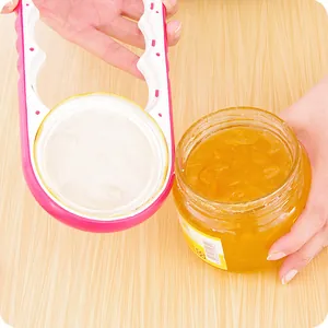 Detail van een handmatige 4-in-1 potopener die een pot jam met brede mond opent