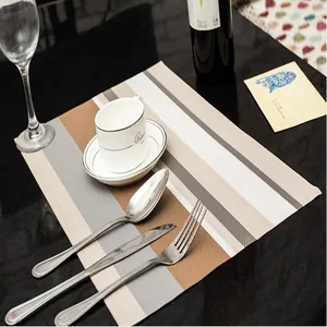 Sottopiatto a righe in PVC moderno resistente al calore in una decorazione da tavola