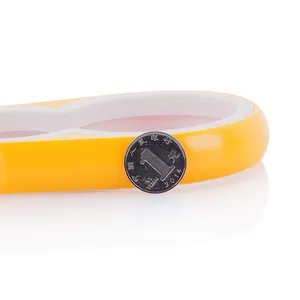 Detailopname van een 4-in-1 flesopener die de dikte toont met een muntstuk voor de schaal.