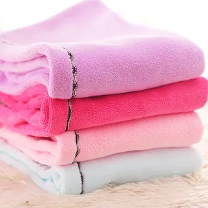 Pila de toallas para el pelo de microfibra gruesa en rosa, violeta y azul suave