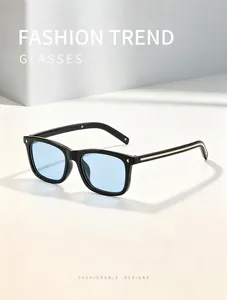 Lunettes de soleil carrées noires avec verres bleu clair et branches dorées élégantes