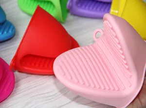 Gedetailleerde close-up van kleurrijke siliconen ovenwanten met een antislip-textuur