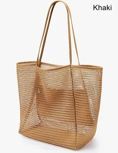 Détail du grand sac de plage en maille kaki avec une structure en nid d'abeille