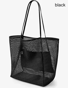 Gros plan sur un sac de plage noir en maille avec texture tissée