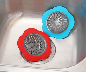 Ein Paar dekorative blumenförmige Spülbeckensiebe in Rot und Blau für die Spüle