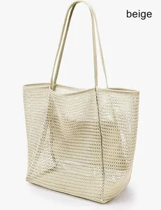 Vue produit professionnelle d'un grand sac de plage en maille beige pour la natation