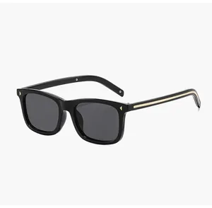 Vue détaillée de lunettes de soleil carrées noires rétro avec des accents dorés