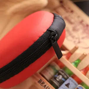 Nahaufnahme des robusten schwarzen Reißverschlusses einer roten Kopfhörertasche