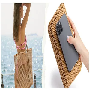 Vue détaillée d'un sac de plage en maille légère montrant la texture et un smartphone