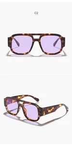Vista detallada de gafas de sol aviador de carey con lentes de color violeta claro