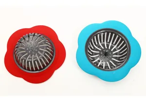 Detailansicht der roten und blauen blumenförmigen Küchenspülenfilter auf weißem Grund