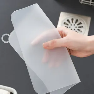 Gros plan d'un couvercle de bonde de douche en silicone souple translucide