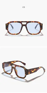 Detalle de gafas de sol aviador cuadradas retro con montura de carey y lentes azules