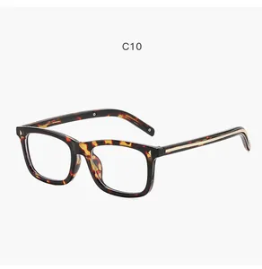 Vue détaillée de lunettes de soleil carrées vintage avec une monture en écaille chic
