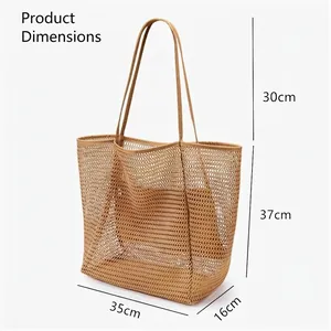 Grand sac de plage en maille beige avec mesures de taille sur fond blanc propre