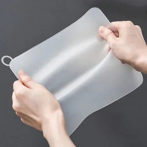 Vue détaillée du couvercle de drain en silicone souple étiré pour montrer sa durabilité.