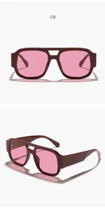 Detalle de gafas de sol de aviador vintage de color burdeos con elegantes lentes rosas