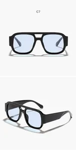 Vista detallada de gafas de sol aviador retro cuadradas con montura negra y lentes azules