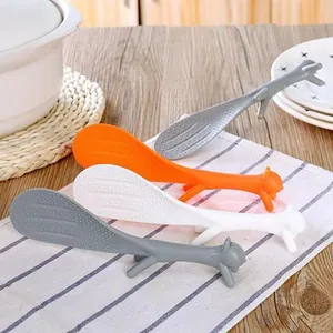 Simpatico cucchiaio da riso antiaderente a forma di scoiattolo in plastica colorata